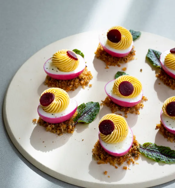 Gevulde eieren met truffel en rode biet