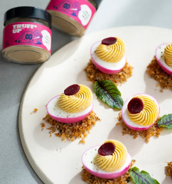 Gevulde eieren met truffel en rode biet