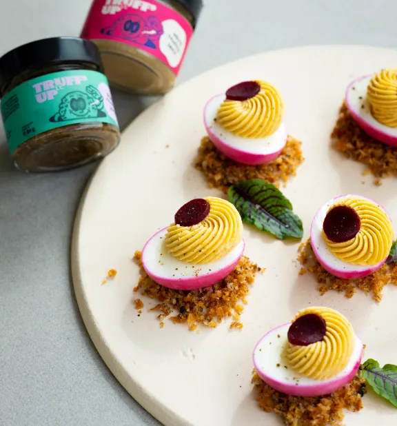 Gevulde eieren met truffel en rode biet