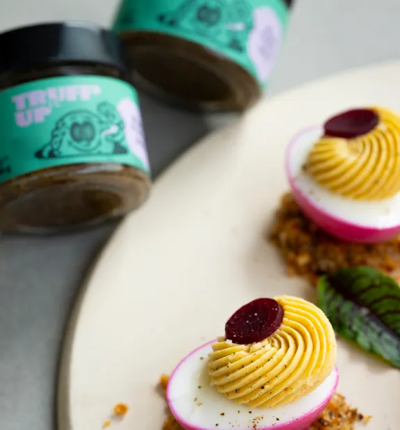 Gevulde eieren met truffel en rode biet